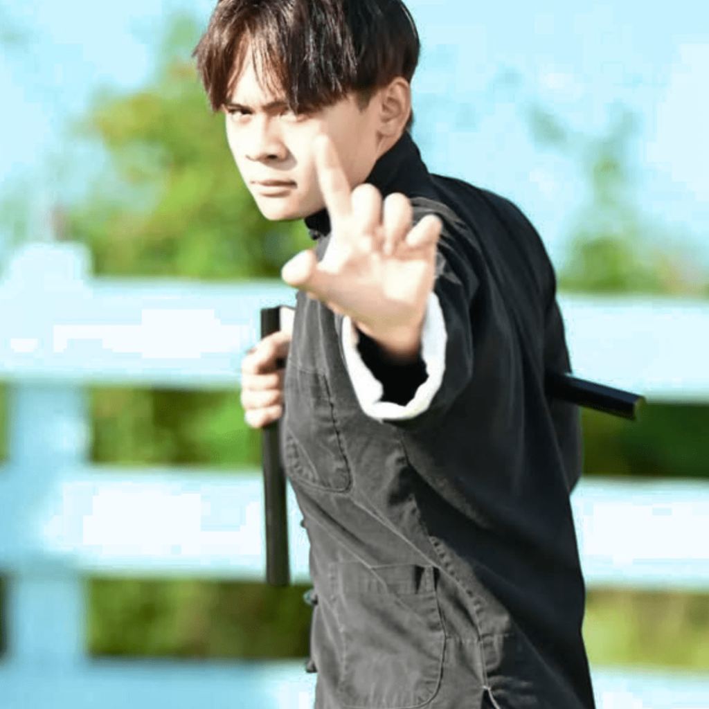 Photo a Combat Corner brand ambassador and MMA athlete in tradition martial arts attire and posing for a martial arts demonstration